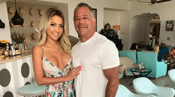 Was ist 'Courtside Karen' Juliana und Chris Carlos 'Net Worth? Ein Blick auf ihre 25 Millionen Dollar Villa und 10 Millionen Dollar Spende