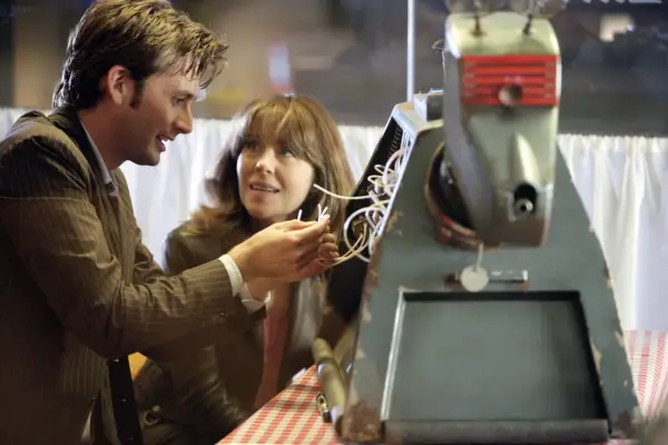 PICTURE SHOWS: DAVID TENNANT as The Doctor and ELISABETH SLADEN as Sarah Jane Smith DOCTOR WHO SERIES 2 EMBARGO - THIS IMAGE CANNOT BE USED BEFORE BBC