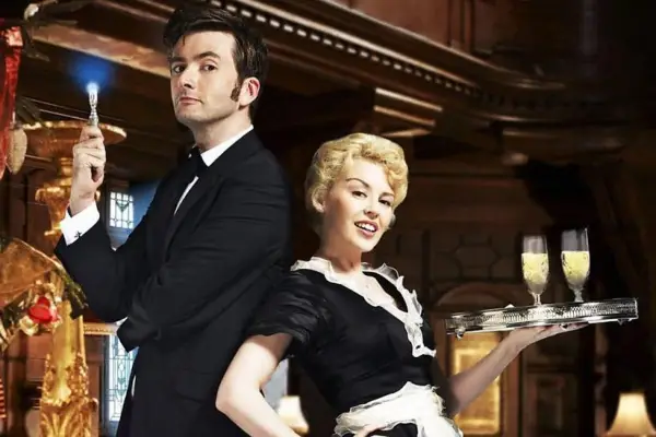 David Tennant and Kylie Minogue standing back to back in Doctor Who