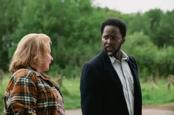 Elizabeth Saunders as Donna and Harold Perrineau as Boyd Stevens looking at each other