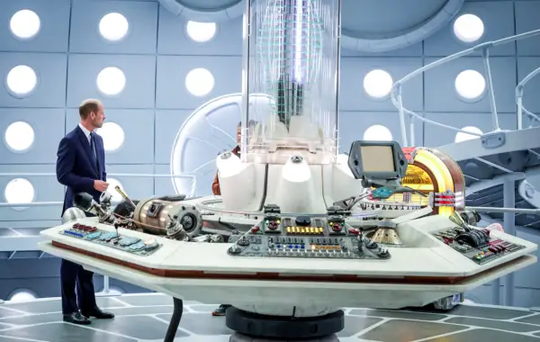 Książę William wchodzi do TARDIS podczas wizyty w kultowym planie Doktora Who