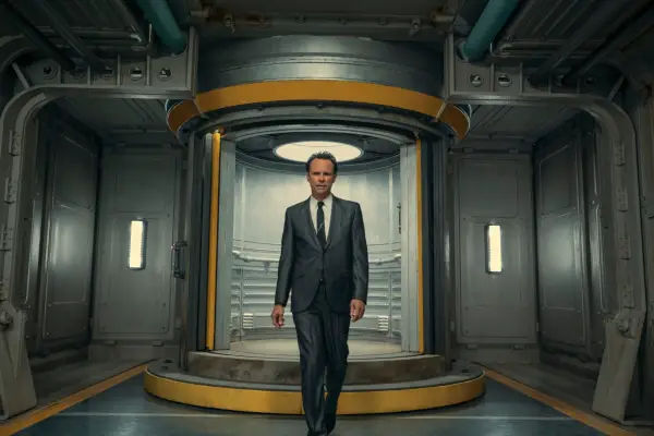 Walton Goggins (The Ghoul) in Fallout walking away from a lift in a suit
