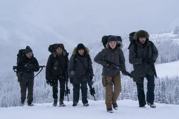 Danny Ramirez as Manny, Tati Gabrielle as Nora, Ariela Barer as Mel, Kaitlyn Dever as Abby and Spencer Lord as Owen in The Last of Us walking in the snow