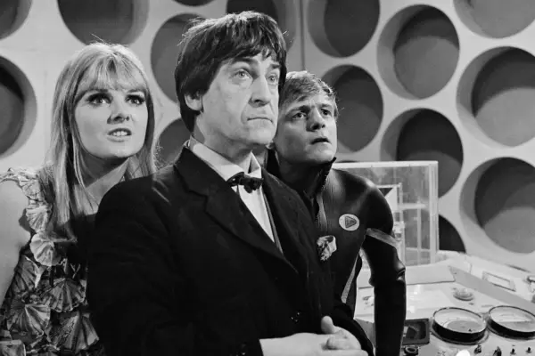 The Doctor (Patrick Troughton), Polly (Anneke Wills), Ben (Michael Craze), Jamie (Frazer Hines) gathered in the TARDISS looking upwards