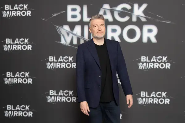 Tvůrce Black Mirror Charlie Brooker vysvětluje označení „Red Mirror“