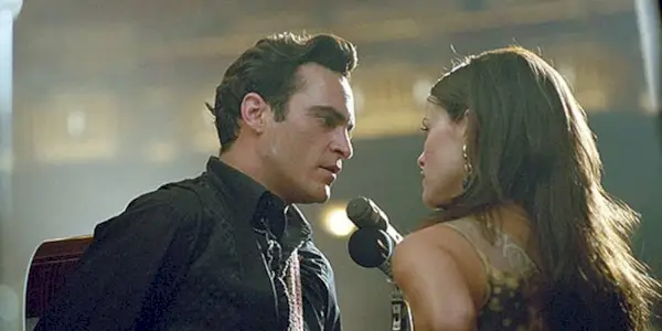 Joaquin Phoenix as Johnny Cash sings to Resse Witherspoon as June Carter In Walk The Line