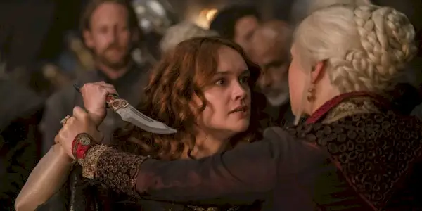 Alicent (Olivia Cooke) attacks Rhaenyra (Emma D