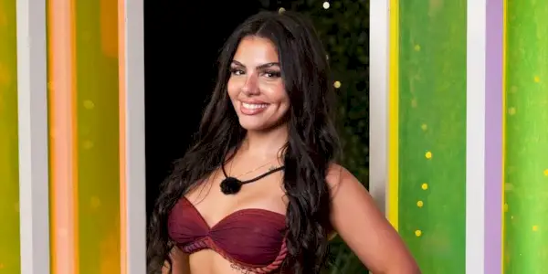 Huda Mustafa wjechał na „Love Island” w ogniu, a następnie rozbił się w brutalnej eliminacji