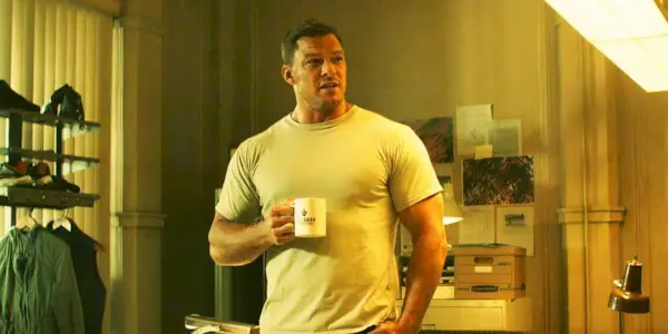 Alan Ritchson in Reacher.