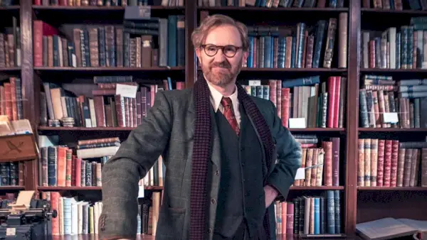 Marks Gatiss ir “grāmatveidīgs” detektīvs pirmajos attēlos no jaunās britu noslēpumu sērijas