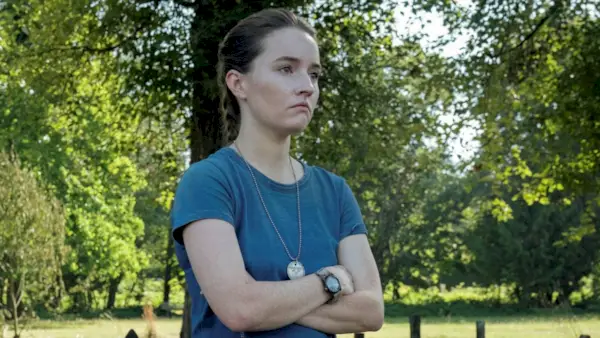 „Just Buckle Up“: „Paskutinis iš mūsų“ žvaigždė Kaitlyn Dever perspėja gerbėjus, kad jie ruoštųsi 3 sezonui