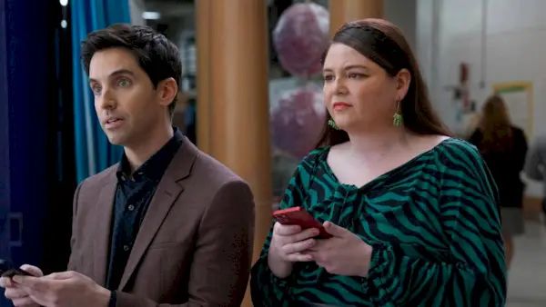 Turpiniet fanu labojumus: Megana Staltere un Pols V. Downs stāsta par savu Hacks varoņu šokējošo brīdi