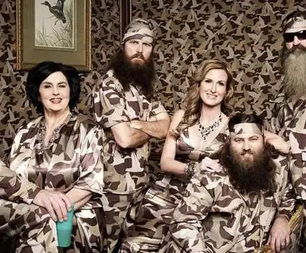 Trotz gesundheitlicher Probleme ehrt Miss Kay von „Duck Dynasty“ den Familienpatriarchen Phil Robertson bei seiner Beerdigung