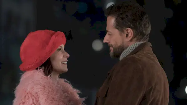 Jeg håper det ikke er stengt: 'Elsbeth' Showrunner henvender seg til Elsbeth og Angus' romantiske fremtid