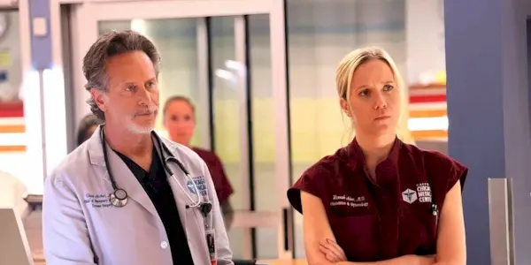 „Chicago Med“ meilės trikampis niekur nedings 11 sezone BTS vaizdas