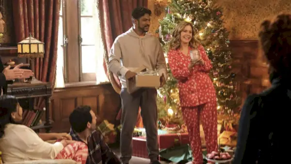 Kerstspecial 'Ghosts' stelt de uitzenddatum in en cast de ouders van Jay