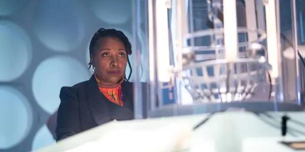 그녀는 여전히 존재합니다: '닥터 후' 쇼러너가 이 상징적인 캐릭터를 다시 불러오는 것이 필수적인 이유를 설명합니다