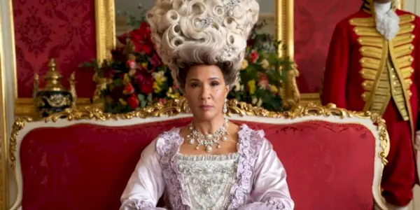 „Bridgerton“ rengia Valentino dienos renginį su Luke'u Thompsonu ir Yerin Ha