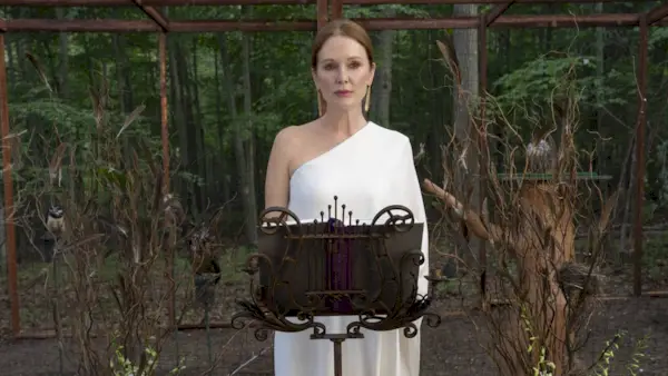 Meghann Fahy se v prvních obrázcích „Sirén“ zaplete do kultu