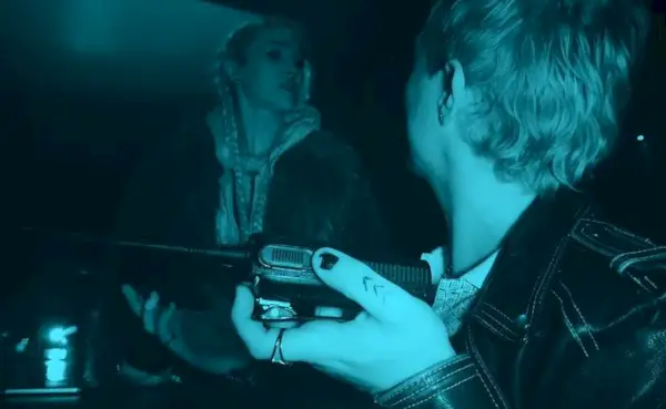 'Living for the Dead' van Kristen Stewart vindt spookachtige aanwezigheid in Sneak Peek