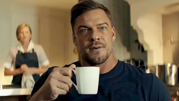 'Reacher'-stjernen Alan Ritchson viser et sæson 4 Battle Scar i ny video