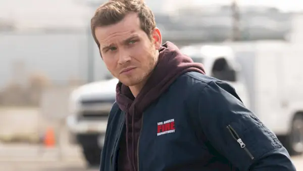 Me habría pasado bien allí: la estrella de '9-1-1', Oliver Stark, explica por qué Buck quedó fuera del evento cruzado de 'Doctor Odyssey