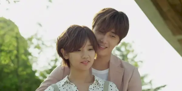Jung Il-woo hugging Park So-dam