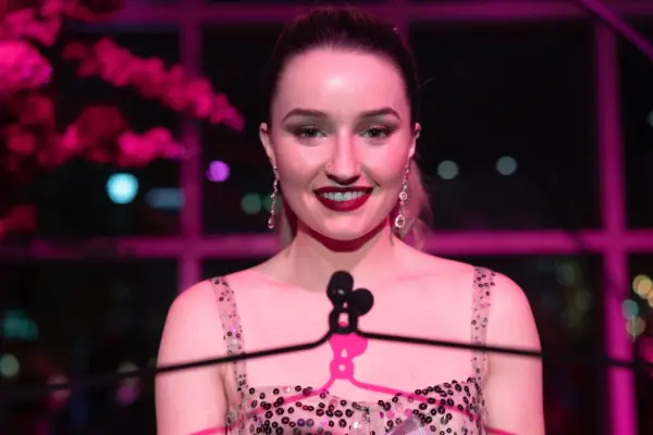 Kaitlyn Dever as Belle Gibson.