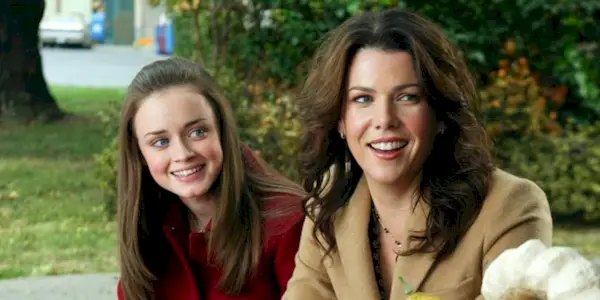 Lorelai (Lauren Graham) and Rory (Alexis Bledel) smiling in 