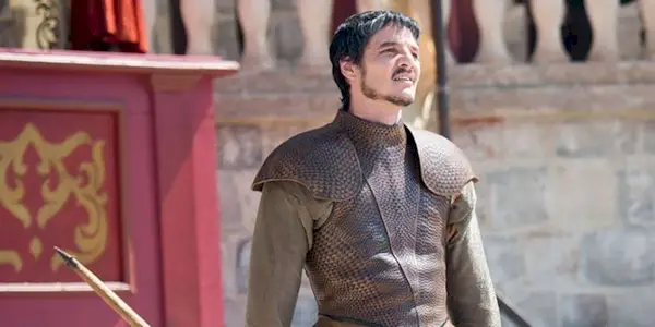 Pedro Pascal as Oberyn Martell in Game of Thrones in armor, looking up.
